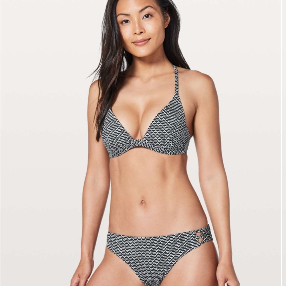 Lululemon Deep Sea Top
Monochromic Black